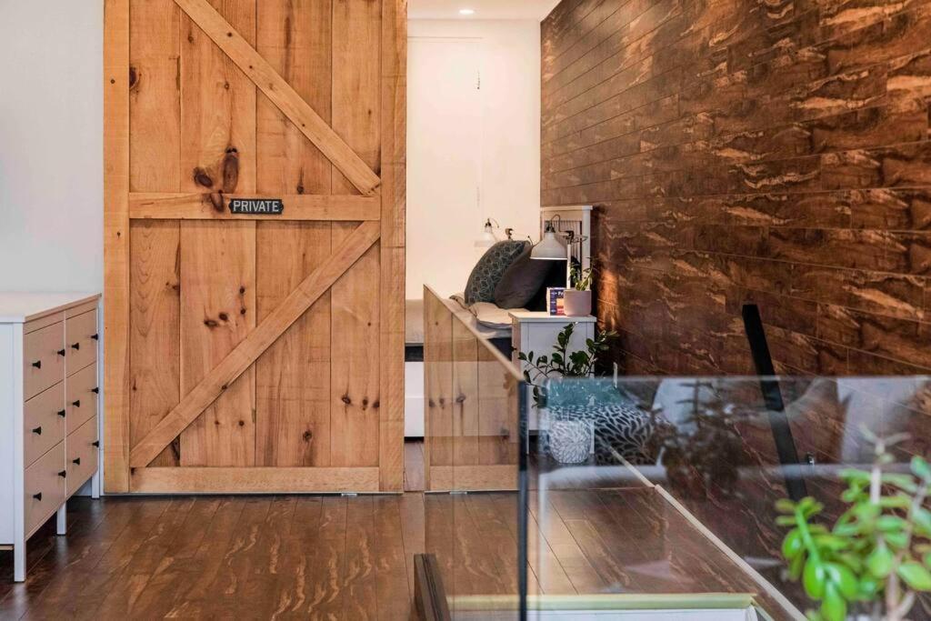 Amazing Fully Renovated Apartment On Queen St. Toronto Exterior foto