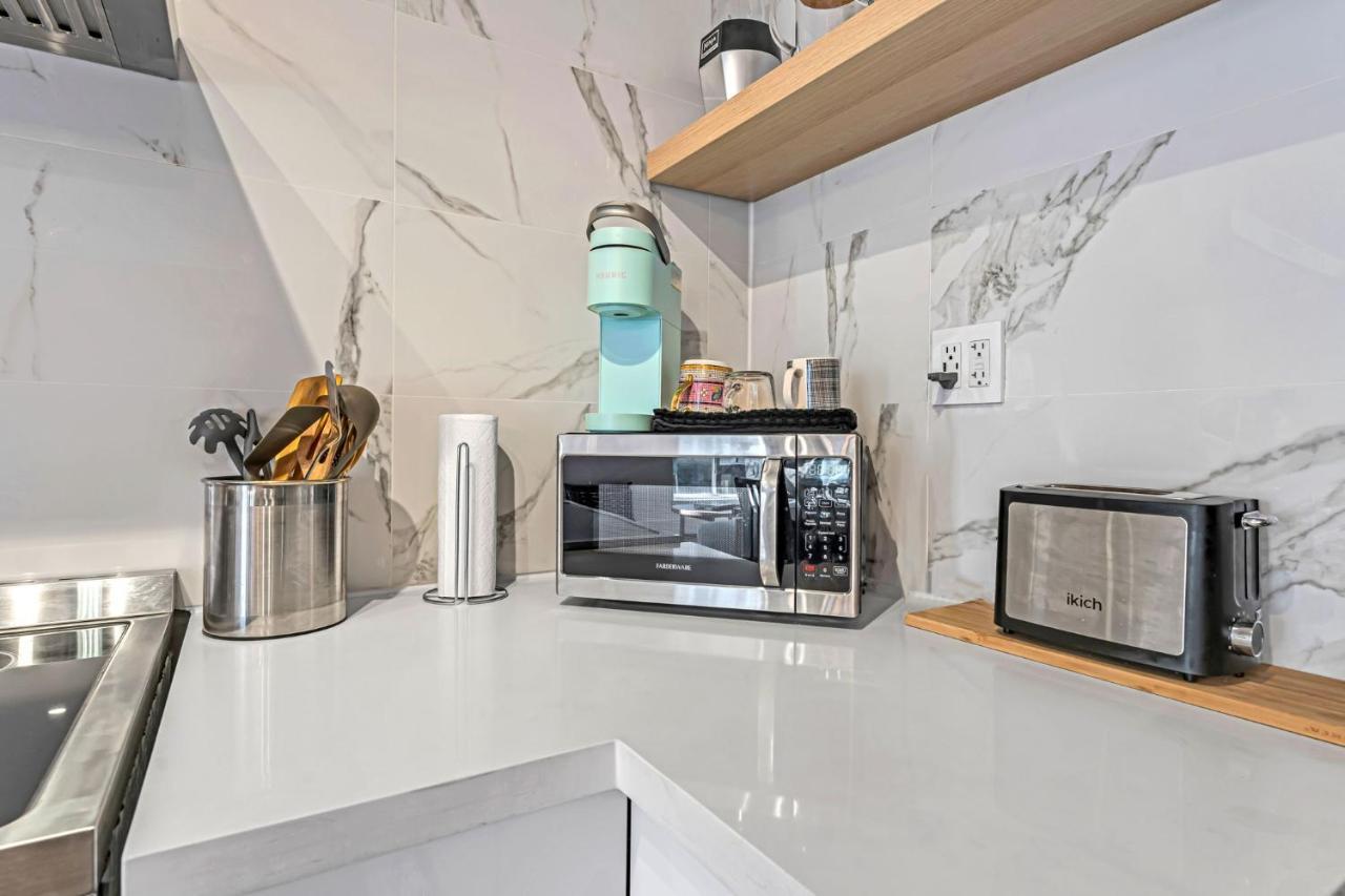 Amazing Fully Renovated Apartment On Queen St. Toronto Exterior foto