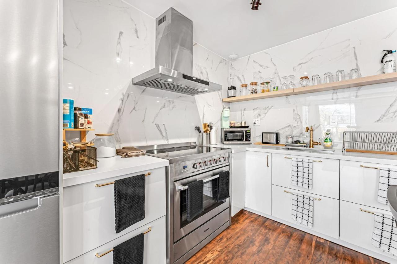 Amazing Fully Renovated Apartment On Queen St. Toronto Exterior foto
