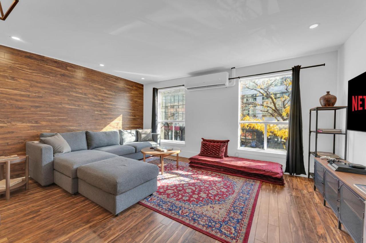 Amazing Fully Renovated Apartment On Queen St. Toronto Exterior foto