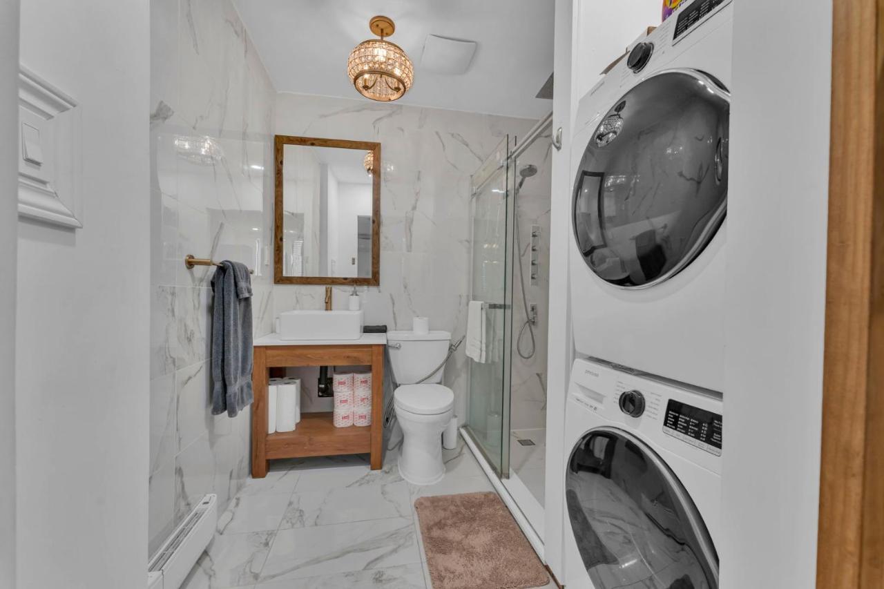 Amazing Fully Renovated Apartment On Queen St. Toronto Exterior foto
