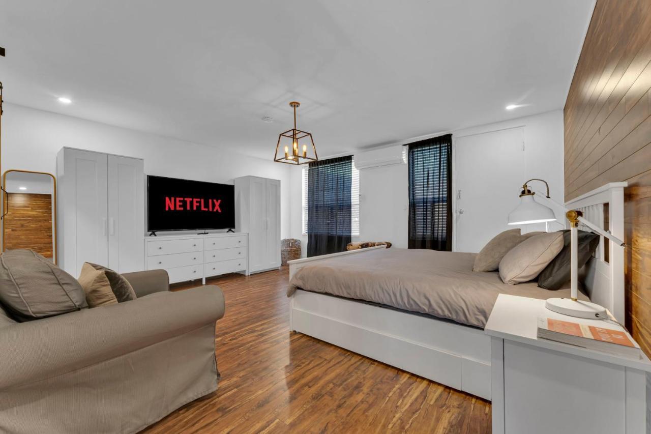 Amazing Fully Renovated Apartment On Queen St. Toronto Exterior foto
