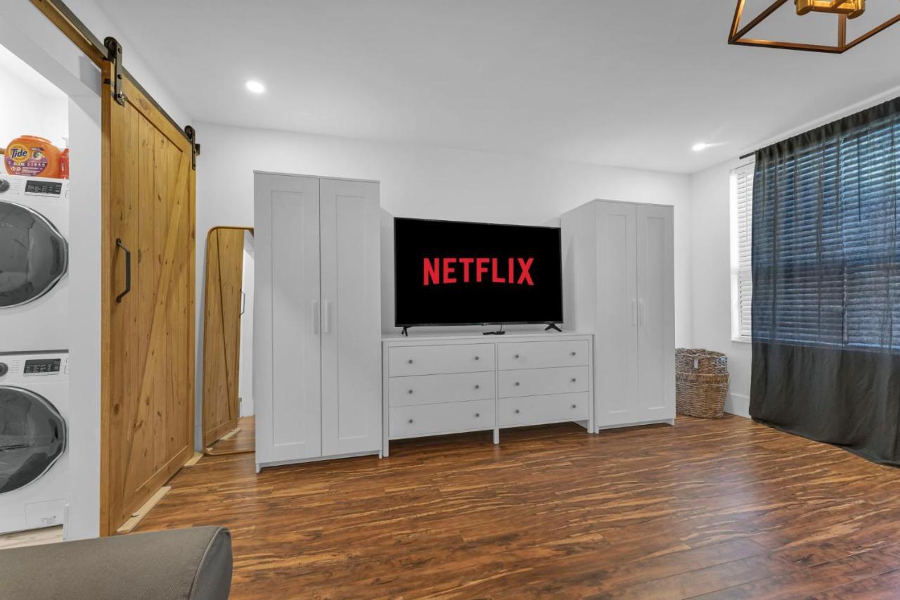 Amazing Fully Renovated Apartment On Queen St. Toronto Exterior foto
